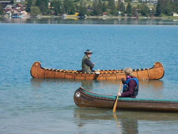 Ein paar ungewöhnliche Holzboote waren auch dabei, hier der Nachbau eines Birkenrindenboots. Die meisten hochglanzklarlackierten Primadonnen blieben übrigens trocken.