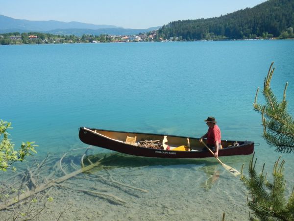 Der See ist wunderbar klar. Wia in da Karibik, meint ein Kärnter, und: this is paradise! Na, an der Temperatur müssens noch arbeiten. Wir holen jedenfalls Feuerholz für den Abend.